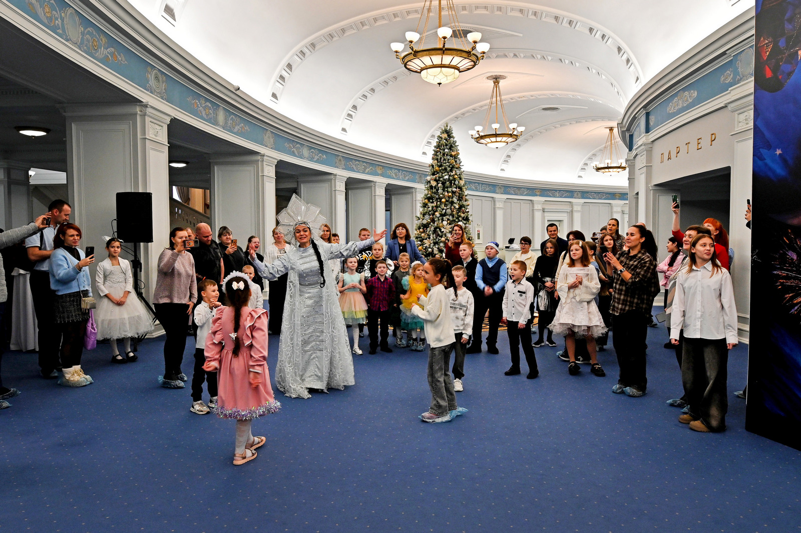 Новогоднее путешествие в мир театра для детей участников СВО - НОВАТ - фото №10