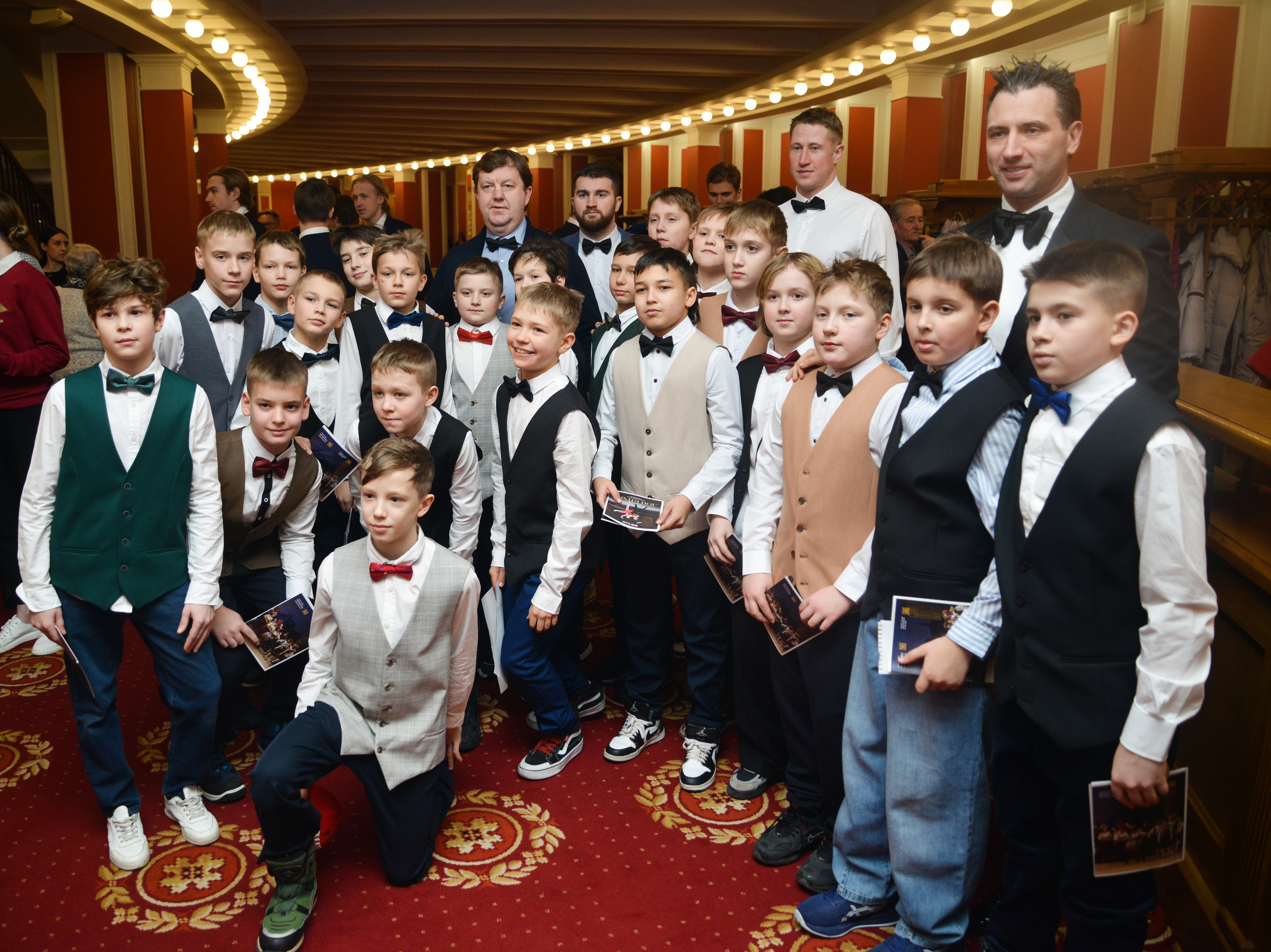 Сборная России по хоккею и юные воспитанники школы «Красная Машина Юниор» посетили Новосибирский театр оперы и балета - НОВАТ - фото №16