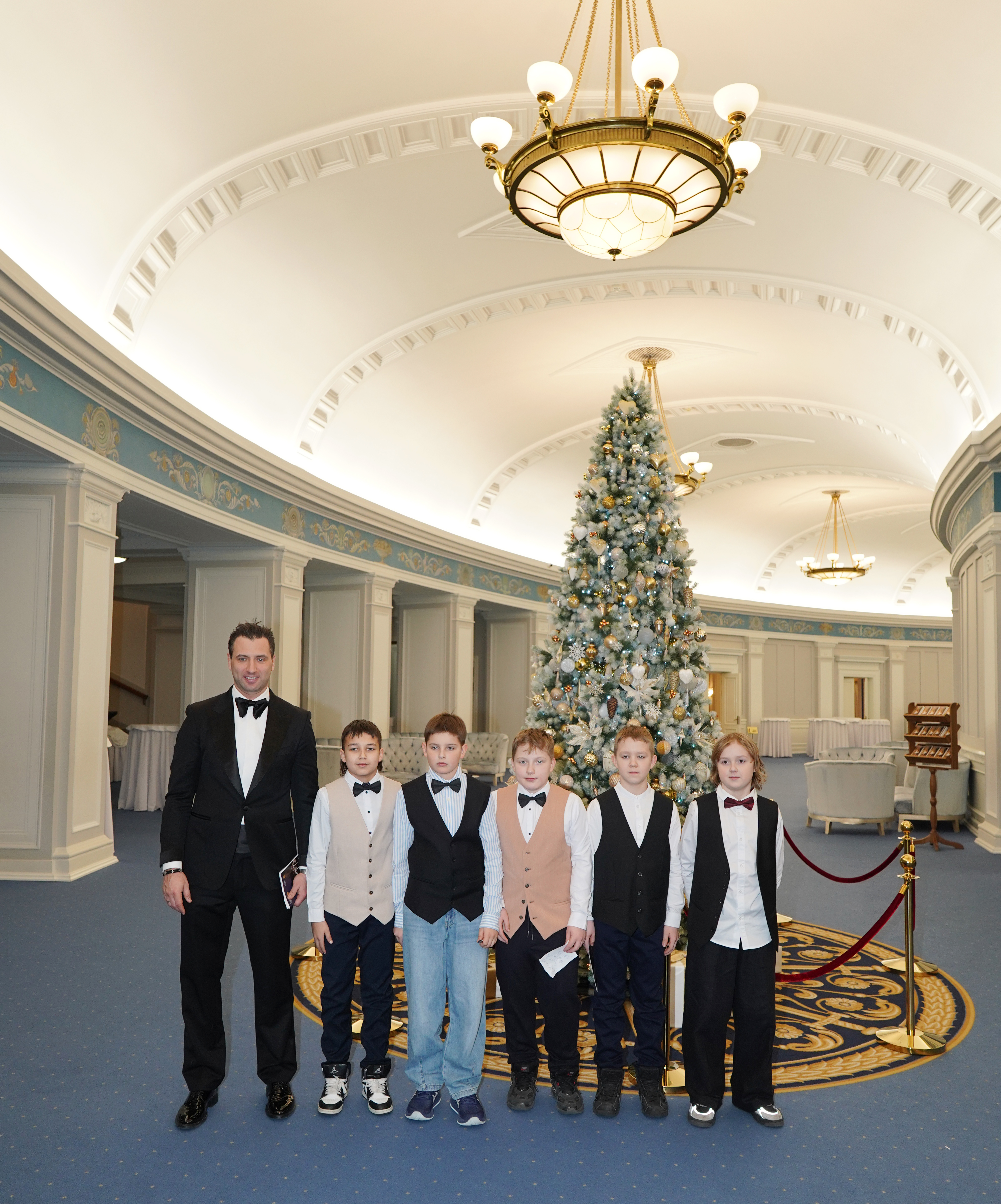 Сборная России по хоккею и юные воспитанники школы «Красная Машина Юниор» посетили Новосибирский театр оперы и балета - НОВАТ - фото №18