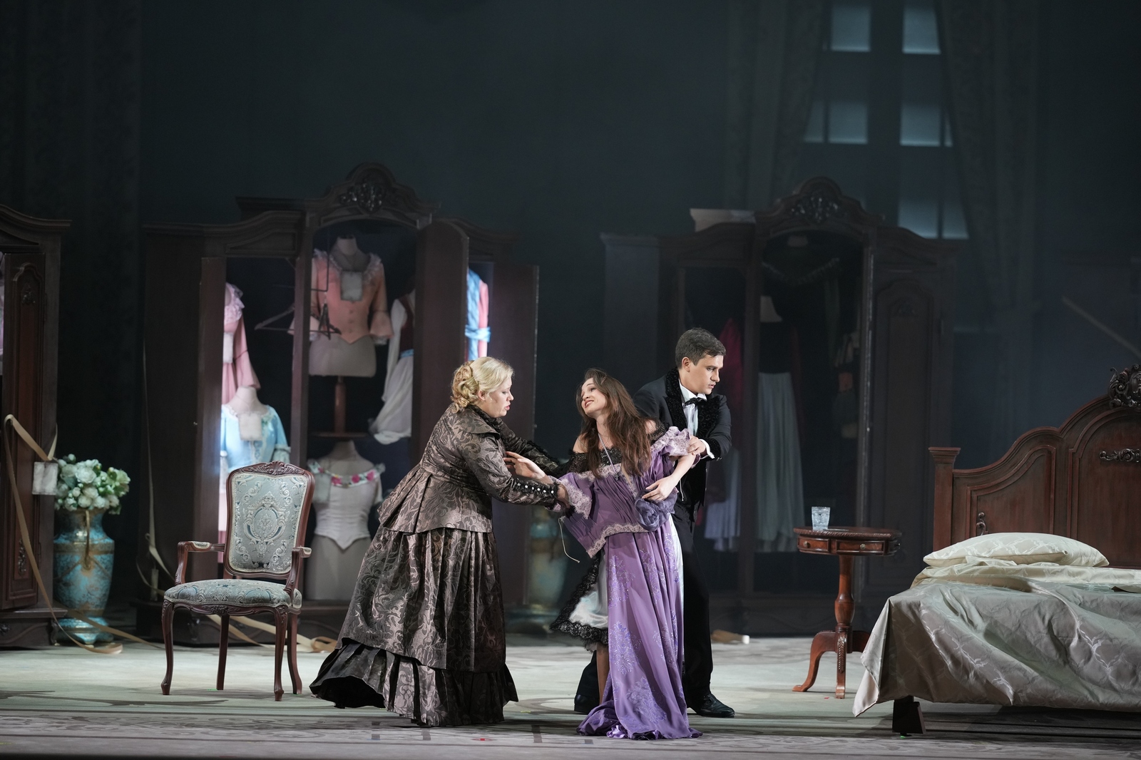 «Драма с камелиями в центре Сибири». Рецензия Георгия Ковалевского  на премьеру «Травиаты» в НОВАТе - НОВАТ - фото №18