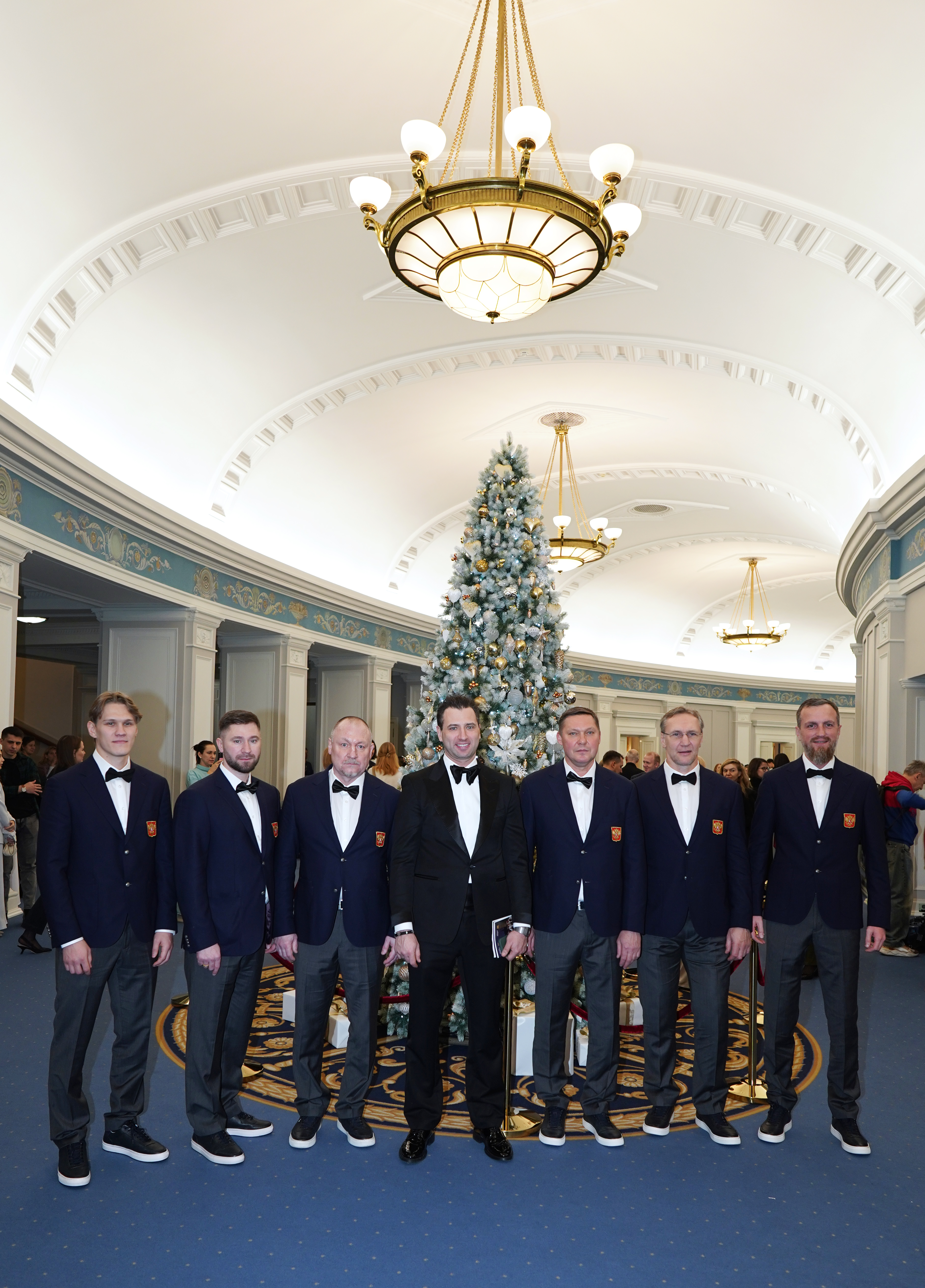 Сборная России по хоккею и юные воспитанники школы «Красная Машина Юниор» посетили Новосибирский театр оперы и балета - НОВАТ - фото №15