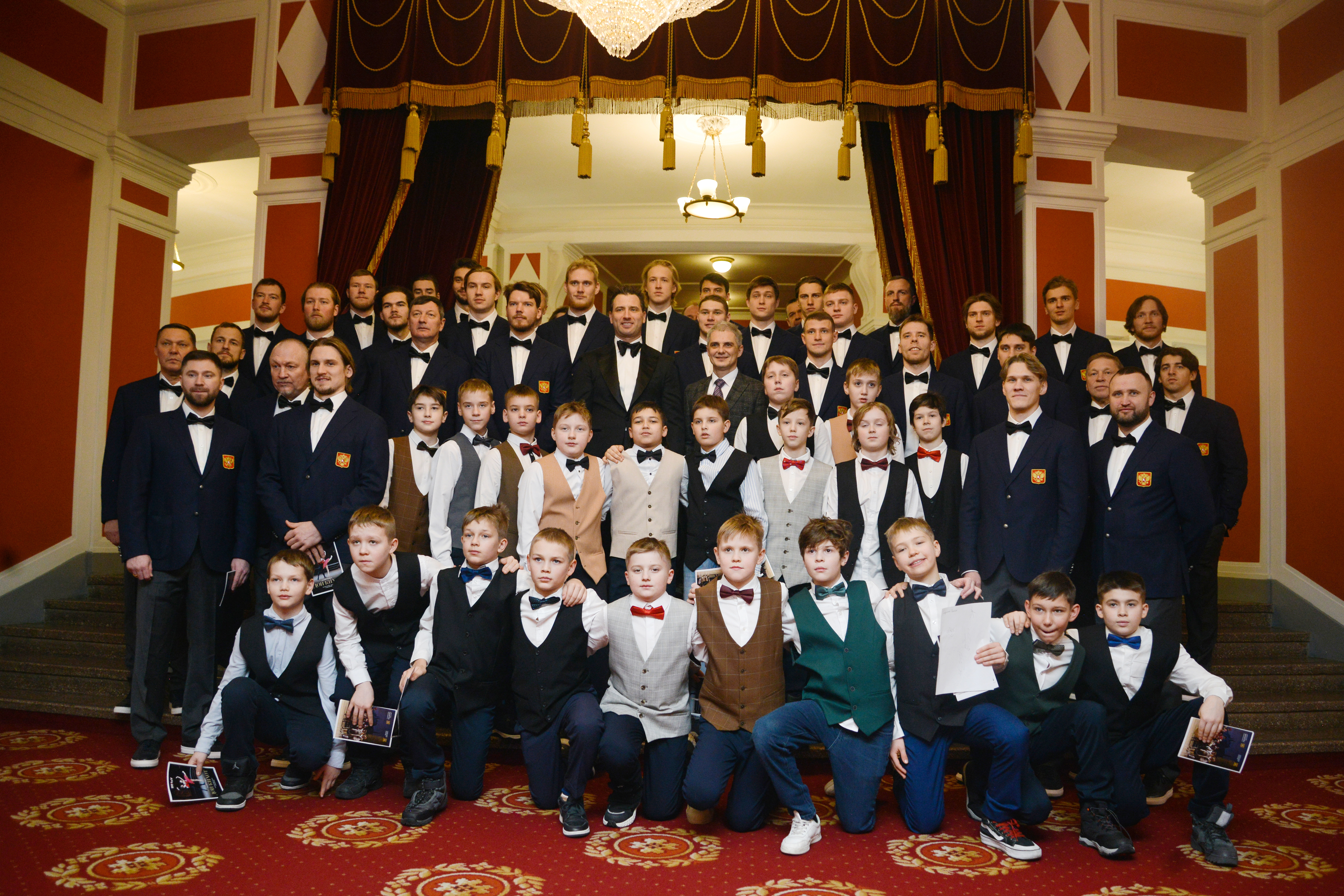 Сборная России по хоккею и юные воспитанники школы «Красная Машина Юниор» посетили Новосибирский театр оперы и балета - НОВАТ - фото №19