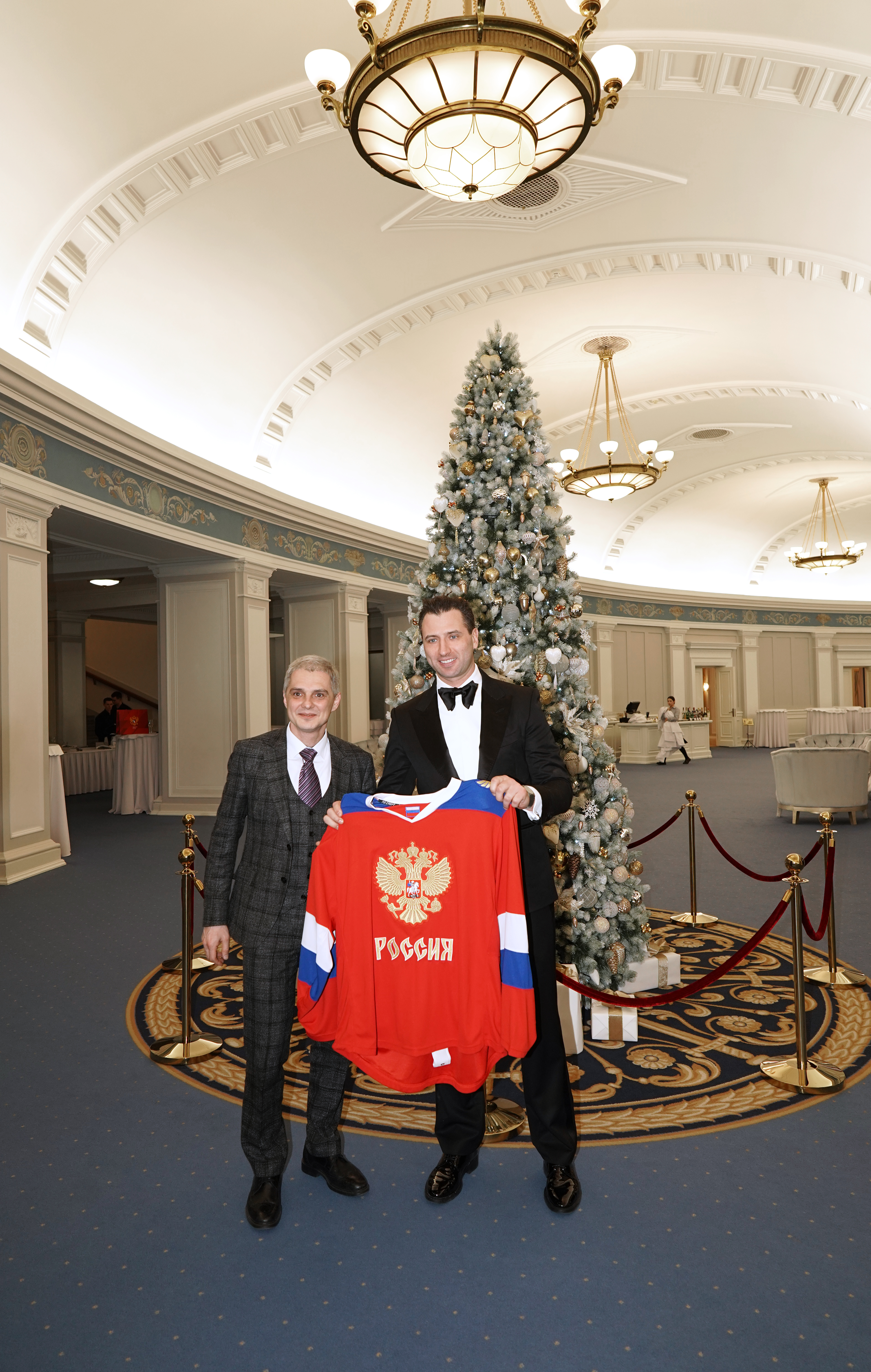 Сборная России по хоккею и юные воспитанники школы «Красная Машина Юниор» посетили Новосибирский театр оперы и балета - НОВАТ - фото №24