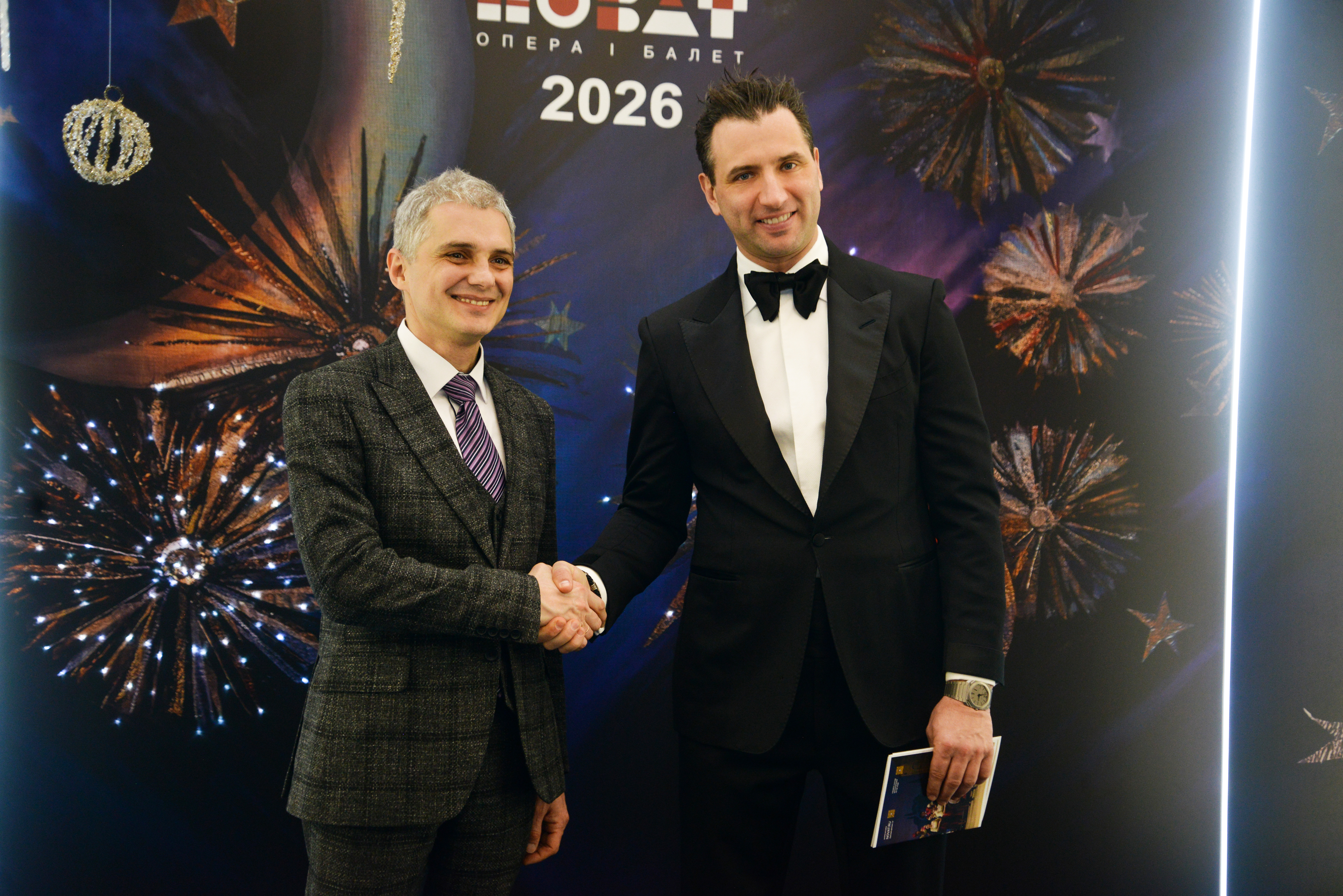 Сборная России по хоккею и юные воспитанники школы «Красная Машина Юниор» посетили Новосибирский театр оперы и балета - НОВАТ - фото №21