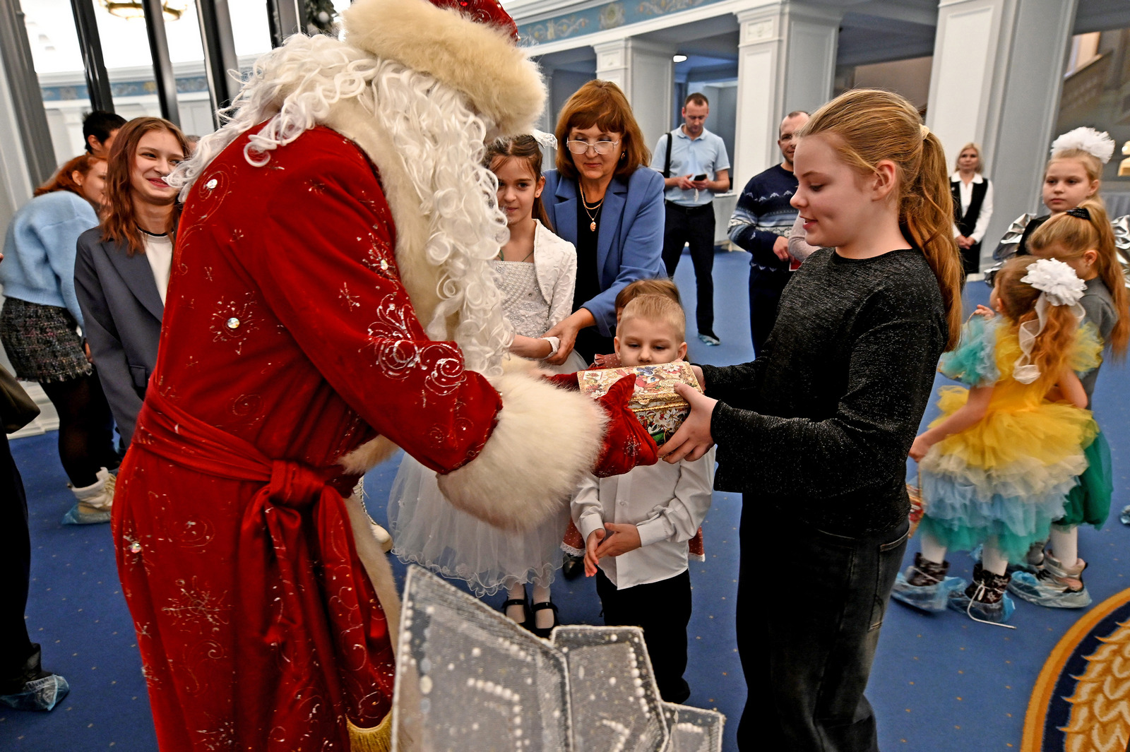 Новогоднее путешествие в мир театра для детей участников СВО - НОВАТ - фото №11