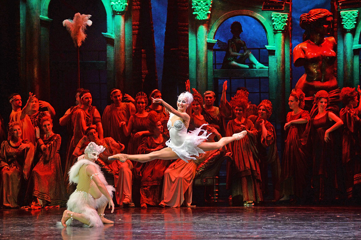 23 февраля театр оперы и балета. Театр оперы и балета труппы Новосибирск. Театр НОВАТ Новосибирск.