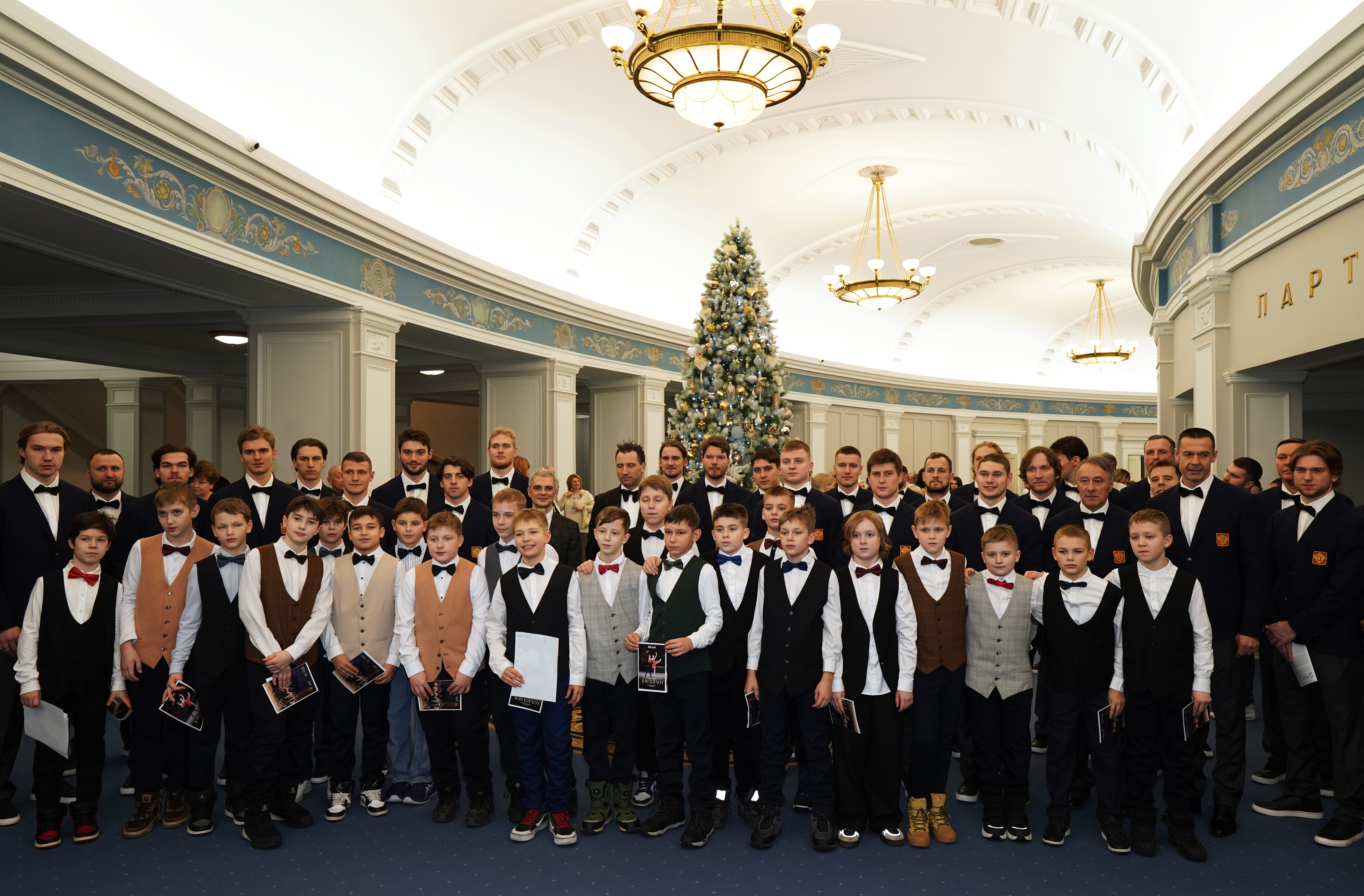 Сборная России по хоккею и юные воспитанники школы «Красная Машина Юниор» посетили Новосибирский театр оперы и балета - НОВАТ - фото №13