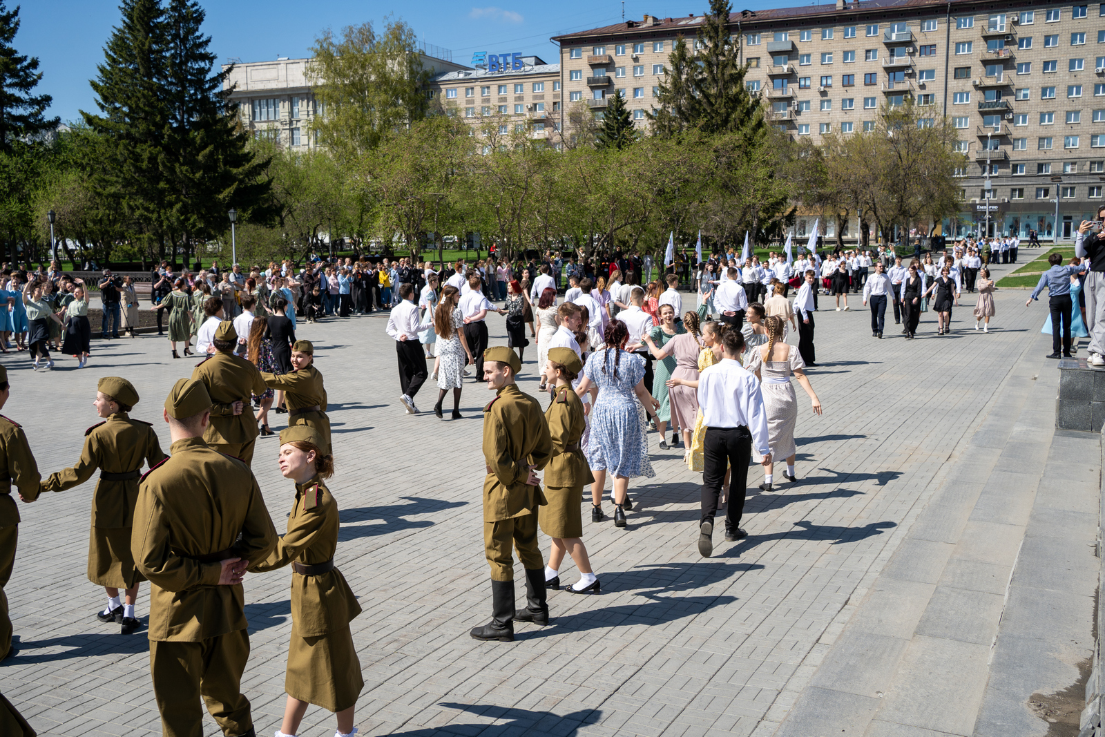 «Вальс Победы»: новосибирские студенты станцевали у стен Театра Победы - НОВАТ - фото №10