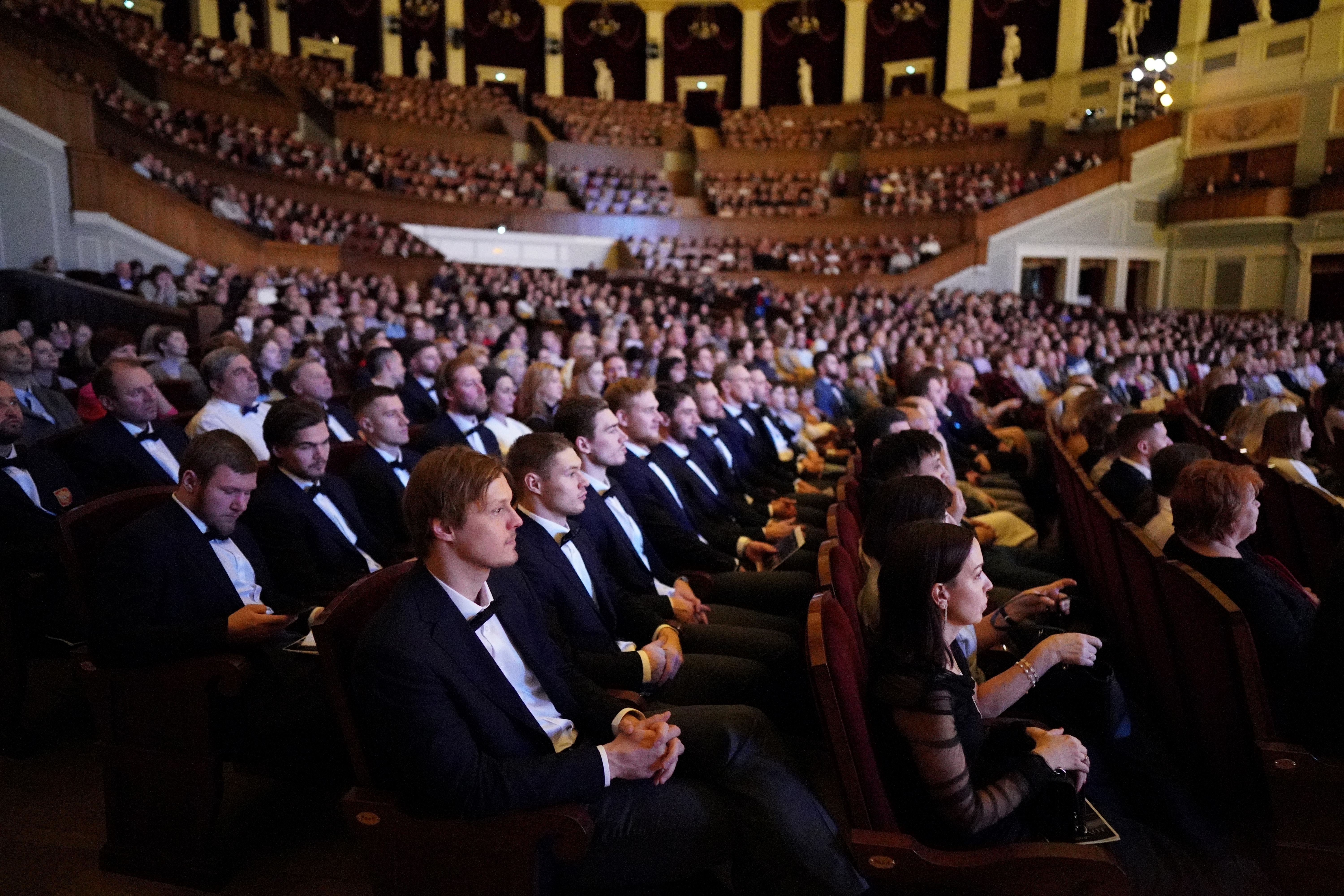 Сборная России по хоккею и юные воспитанники школы «Красная Машина Юниор» посетили Новосибирский театр оперы и балета - НОВАТ - фото №20