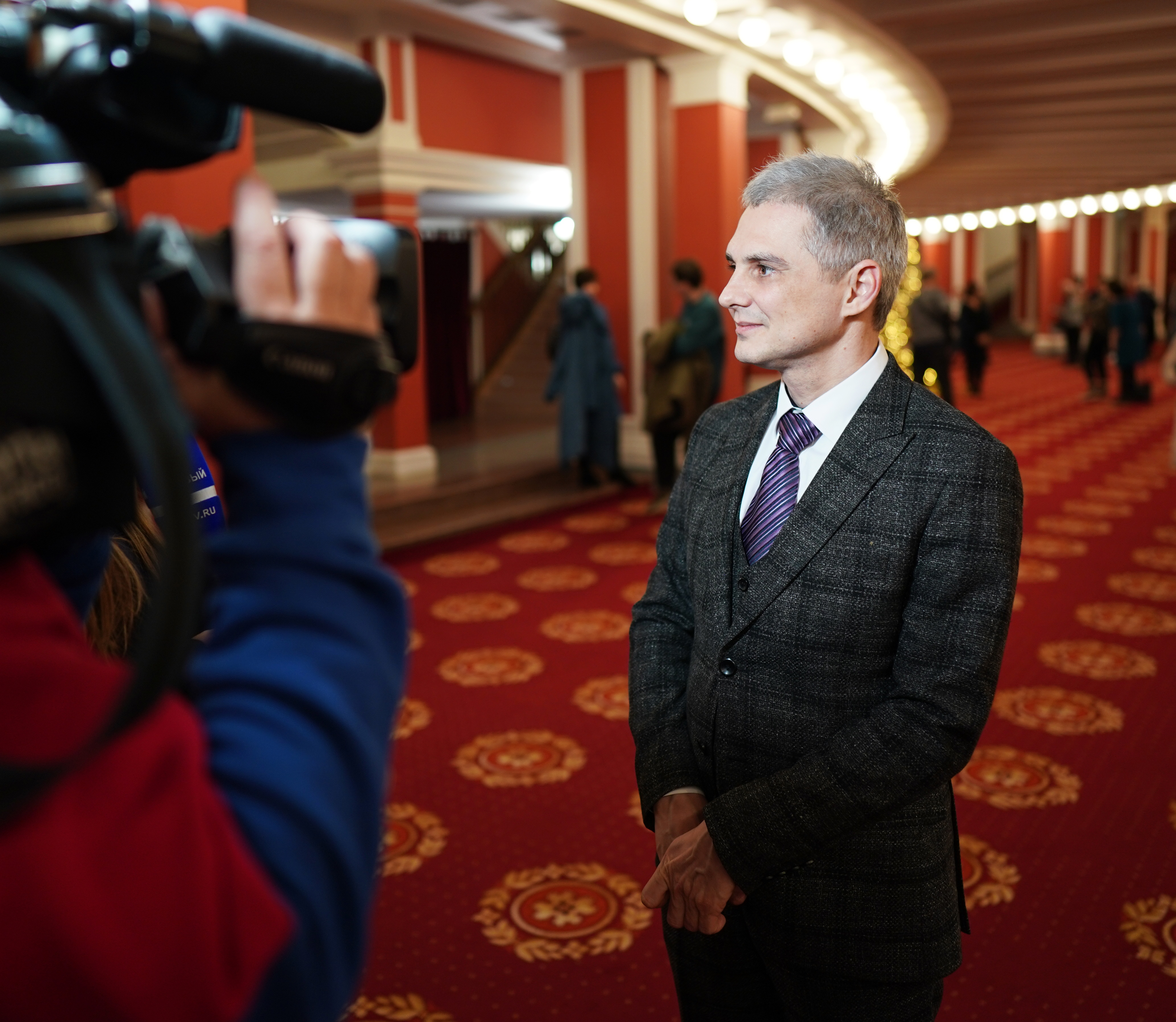 Сборная России по хоккею и юные воспитанники школы «Красная Машина Юниор» посетили Новосибирский театр оперы и балета - НОВАТ - фото №23