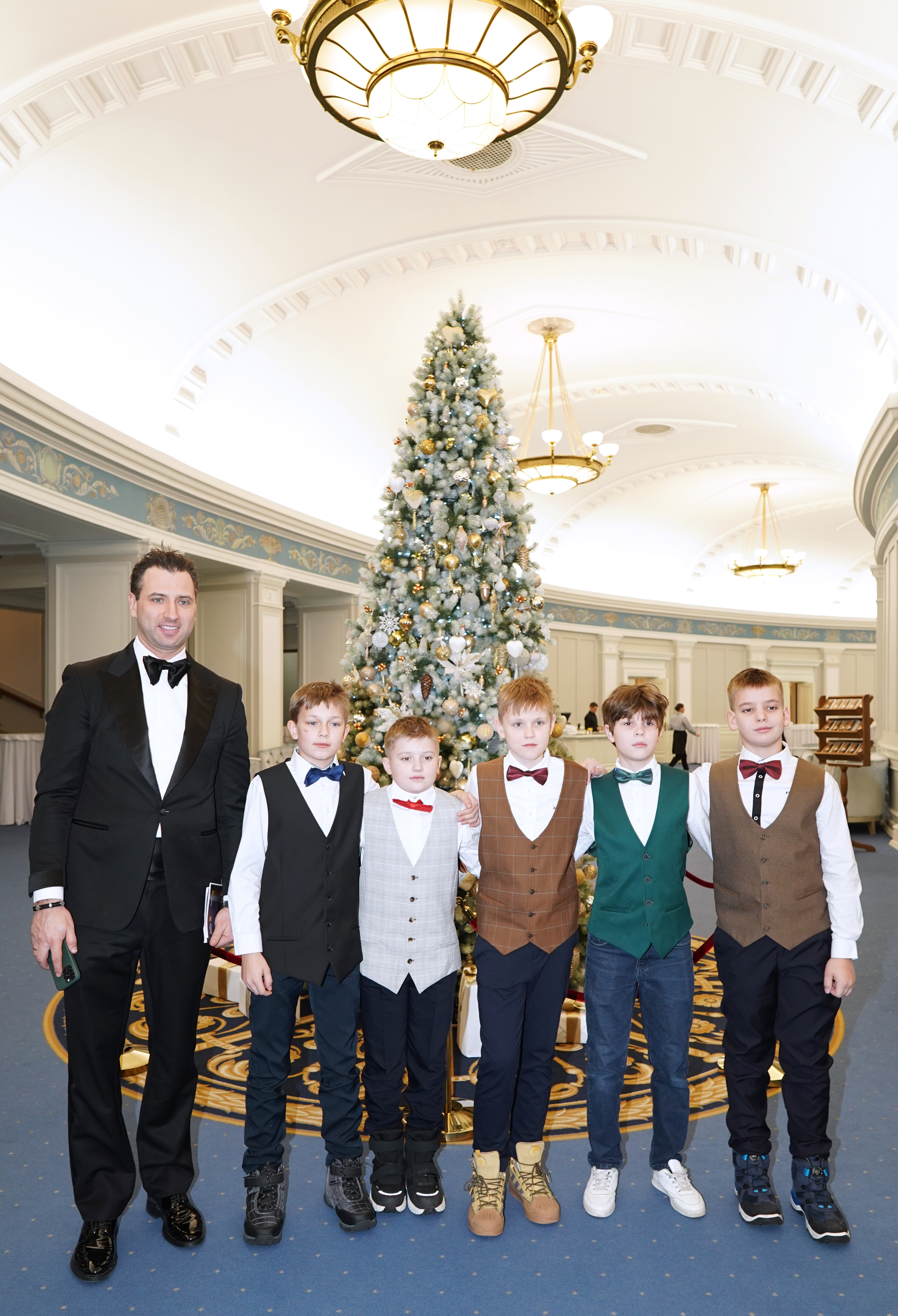 Сборная России по хоккею и юные воспитанники школы «Красная Машина Юниор» посетили Новосибирский театр оперы и балета - НОВАТ - фото №17