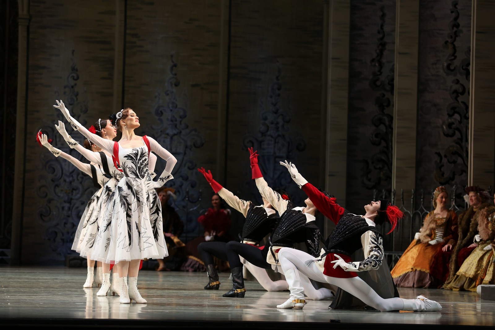 Премьера балета «Лебединое озеро» состоялась в НОВАТе - НОВАТ - фото №26