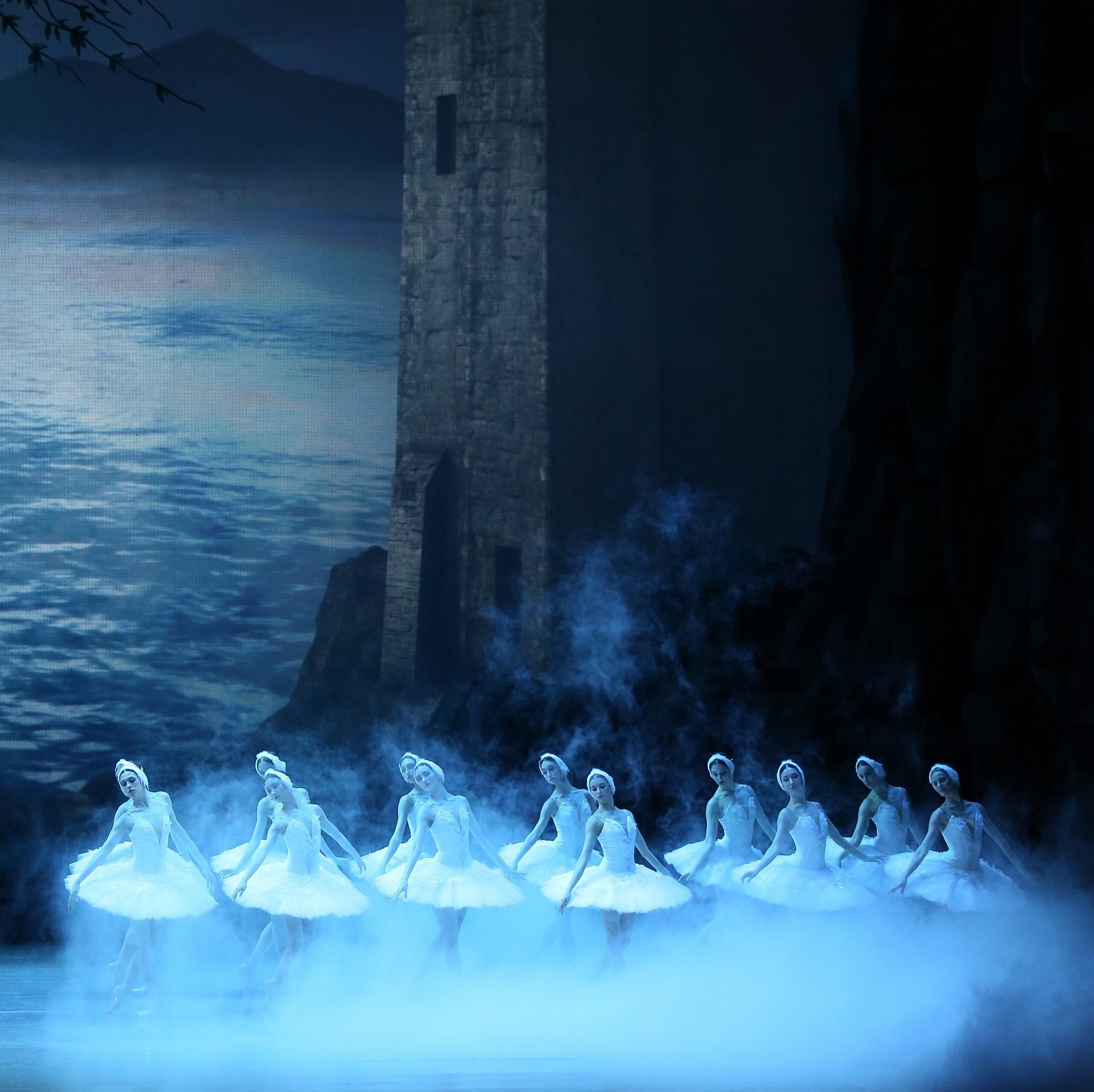 Премьера балета «Лебединое озеро» состоялась в НОВАТе - НОВАТ - фото №36