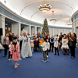 Новогоднее путешествие в мир театра для детей участников СВО - НОВАТ - фото №4