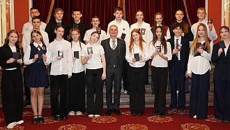 Директор НОВАТа Айрат Тухватуллин вручил паспорта участникам «Движения первых» - НОВАТ