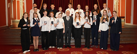 Директор НОВАТа Айрат Тухватуллин вручил паспорта участникам «Движения первых» - НОВАТ