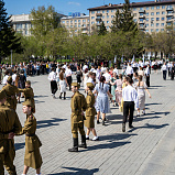 «Вальс Победы»: новосибирские студенты станцевали у стен Театра Победы - НОВАТ - фото №4